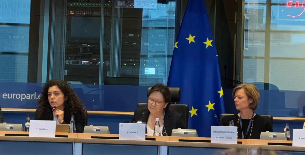 Татьяна Хомич (слева) в Европарламенте
