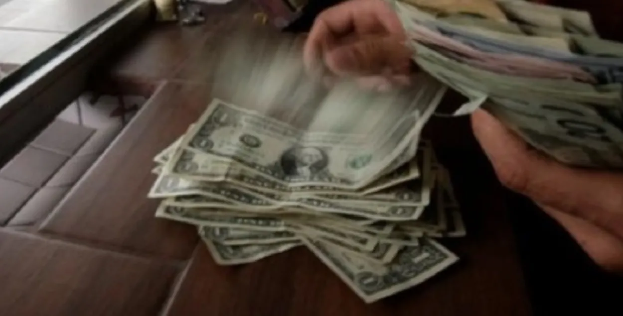 Курс доллара продолжает снижаться
