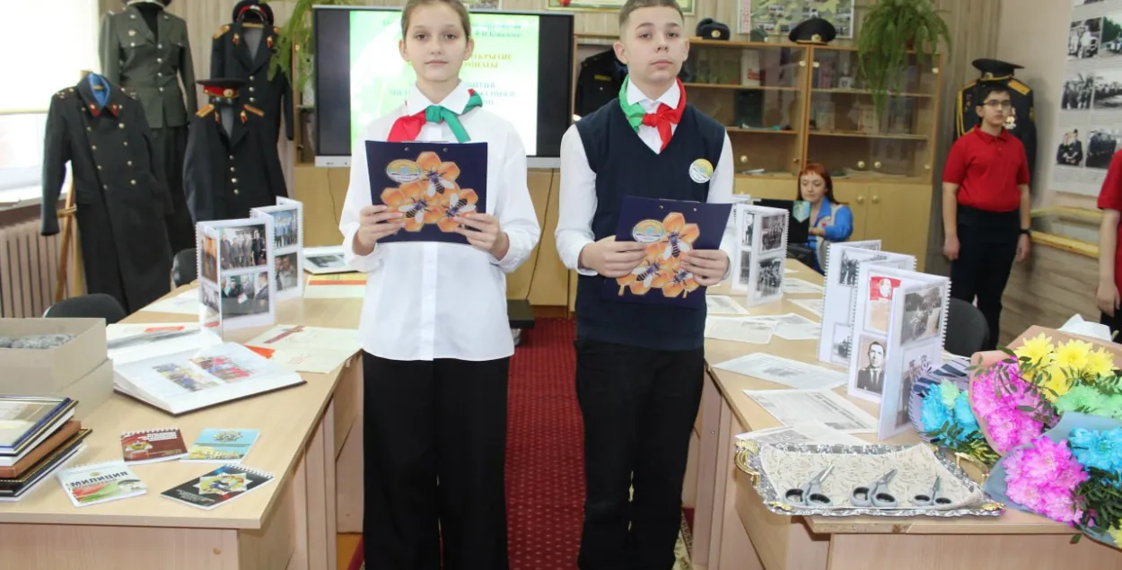 У "міліцэйскім пакоі" са школьнікаў выхоўваюць "патрыётаў"
