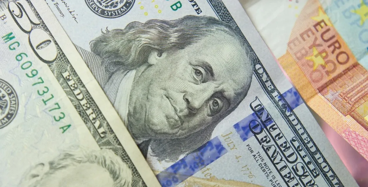 Доллар и евро снова укрепились
