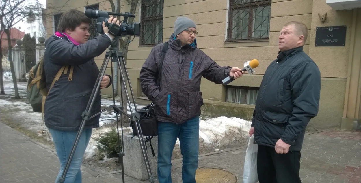 Алесь Ляўчук (з мікрафонам)
