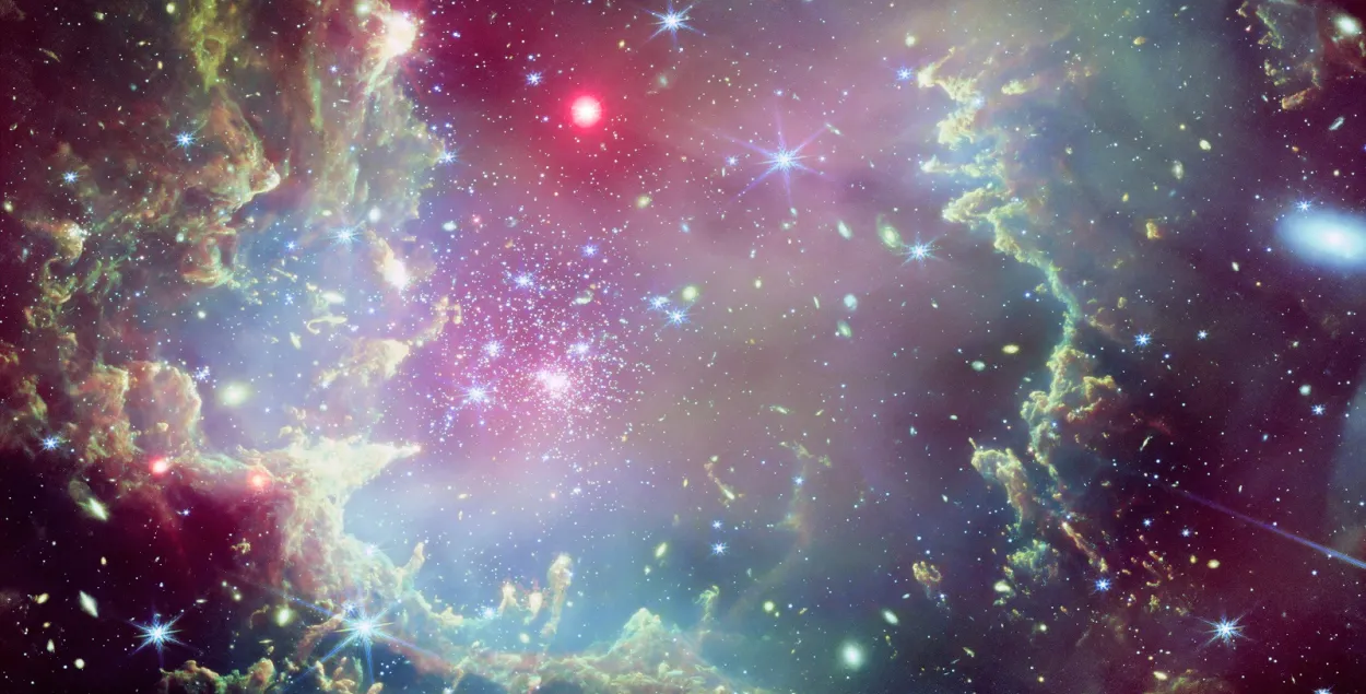 "Гигантский праздничный венок" в космосе
