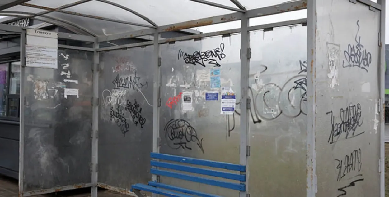 Хлопец адмыў і зафарбаваў усе сапсаваныя прыпынкі
