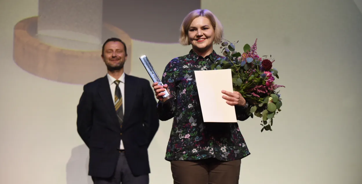 Польская журналистка Паулина Сегень во время получения премии Конрада за лучший прозаический дебют 2021 года
