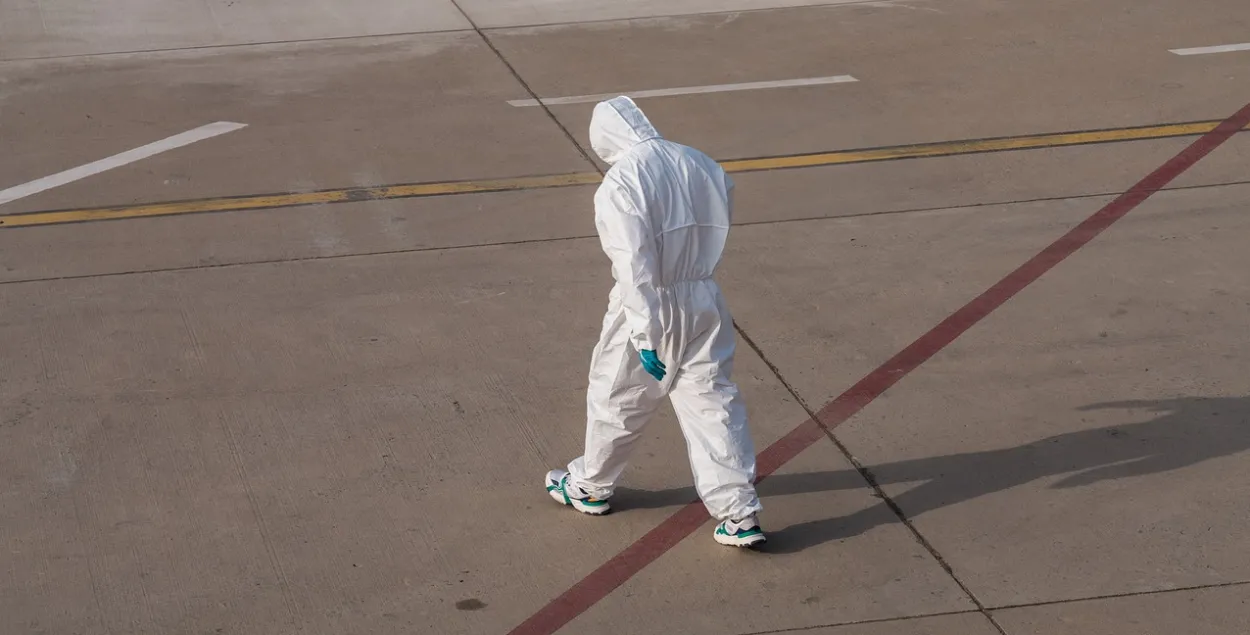 Медык у спецкасцюме, ілюстрацыйнае фота
