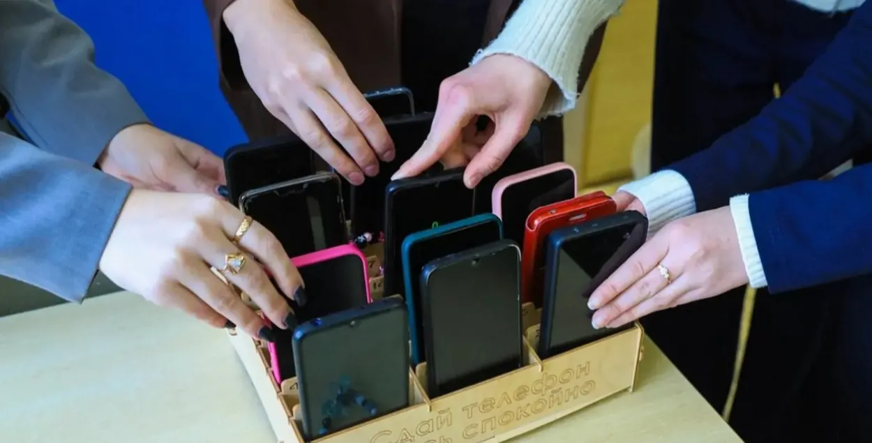 Телефоны дети будут сдавать перед первым уроком
