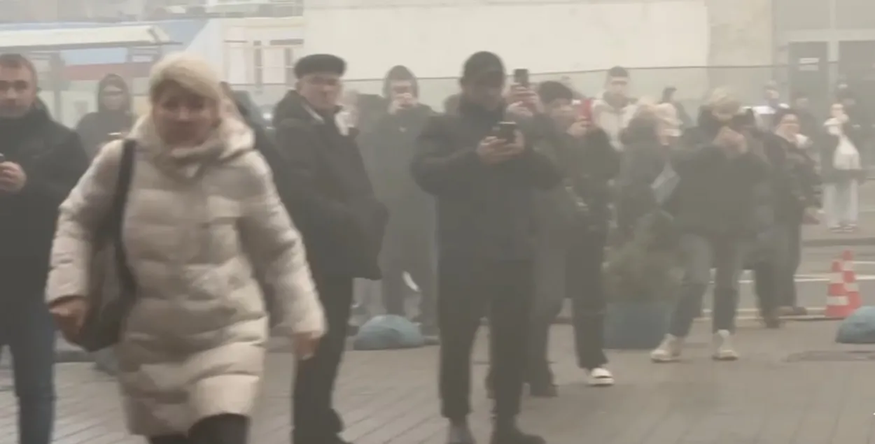 Эвакуяваныя з гандлёвага цэнтра
