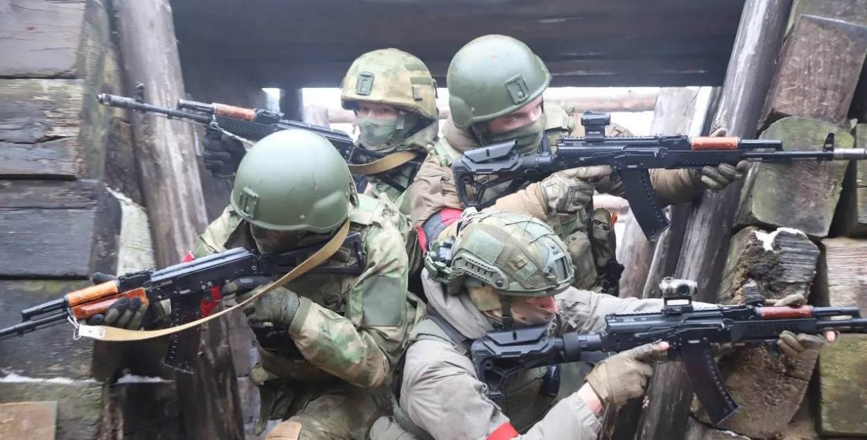 Беларускія вайскоўцы трэніруюцца ў акопе на Гожскім палігоне
