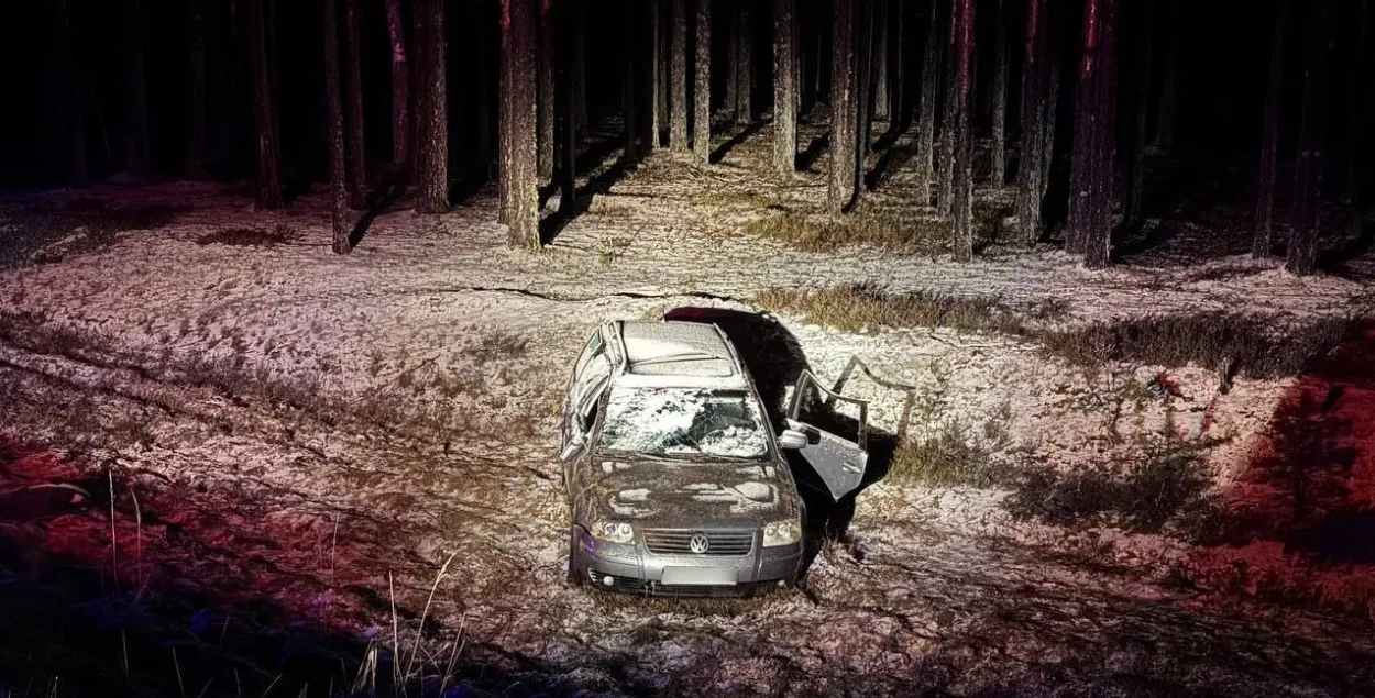 Автомобиль оказался в кювете, где перевернулся
