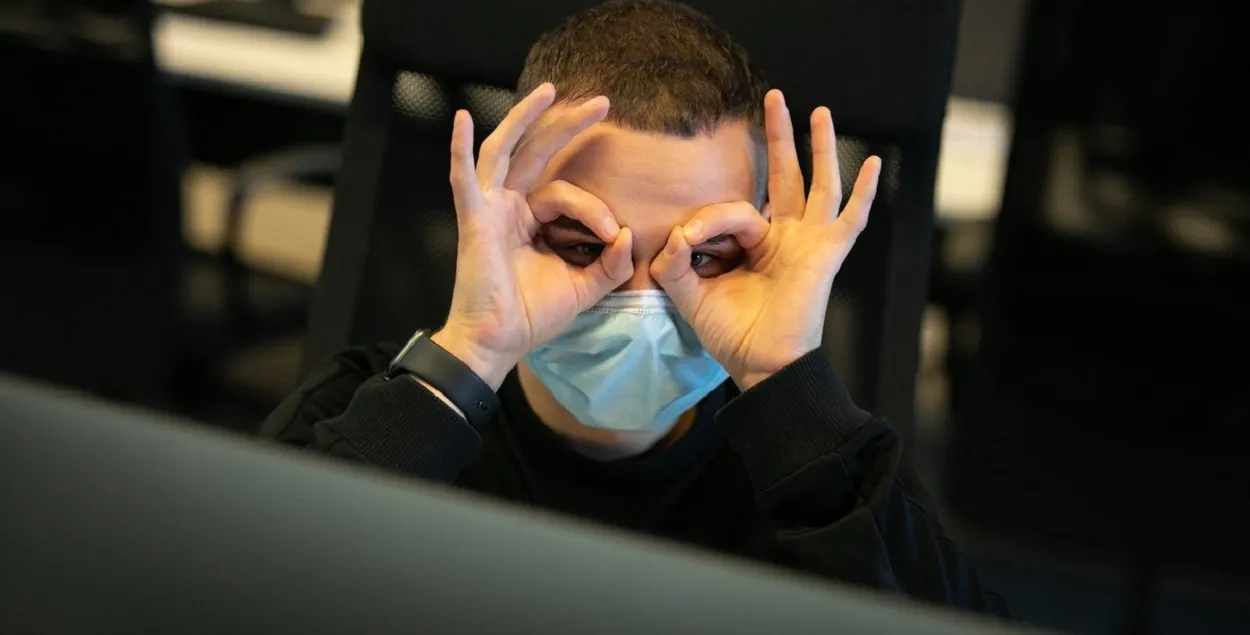 Людзі прыносілі маскі, выкананыя ўручную або створаныя дызайнерамі
