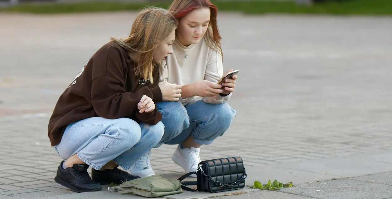 Девочки со смартфоном