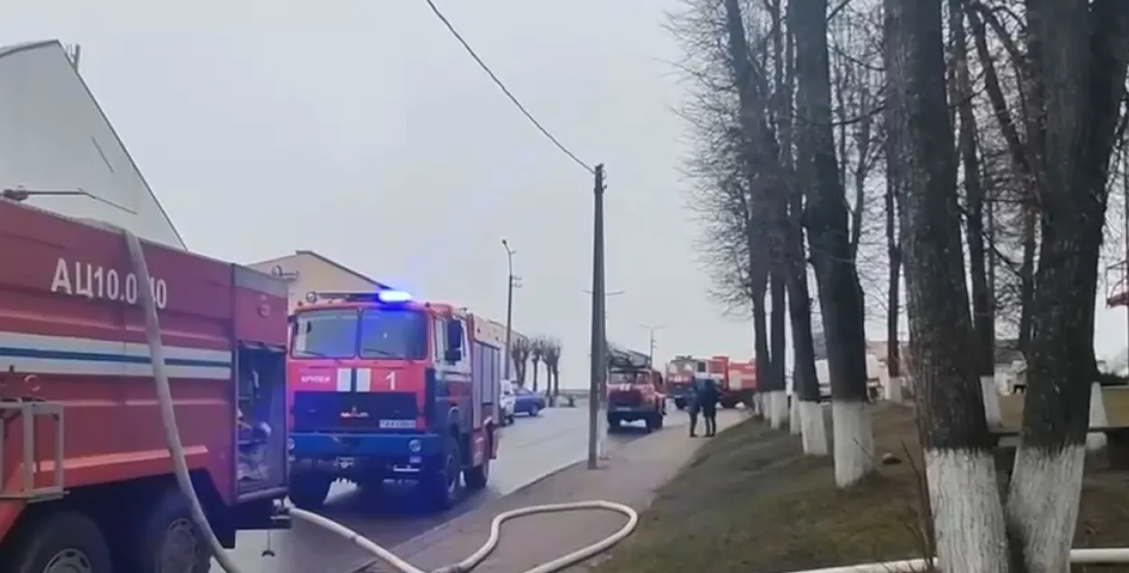 Спецтехника возле районного центра культуры в Крупках
