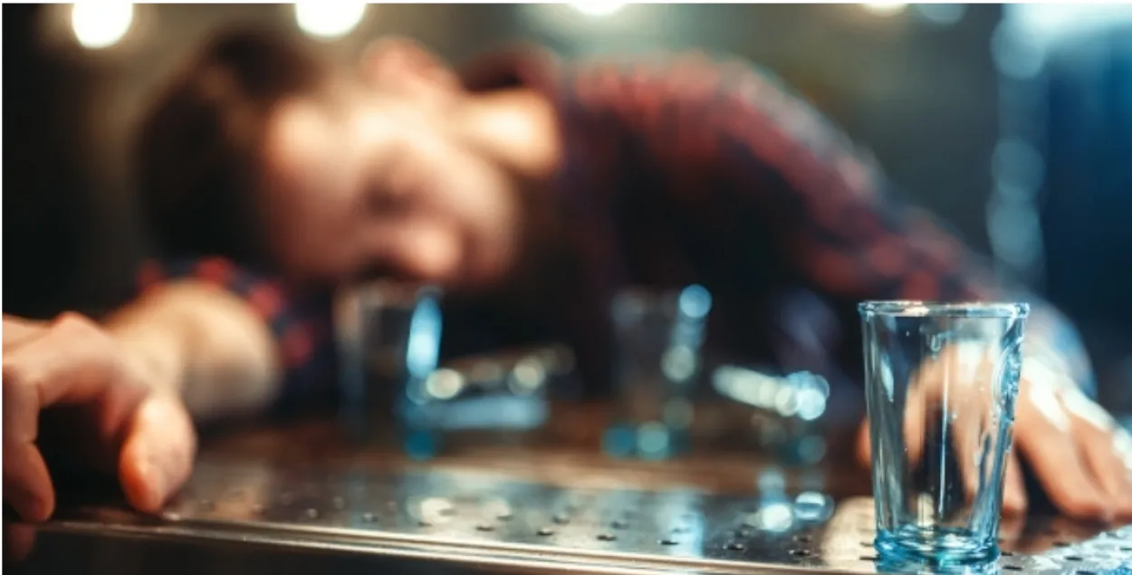 Вадзіцель інамаркі вырашыў схавацца ад сілавікоў у бары, але яго знайшлі.
