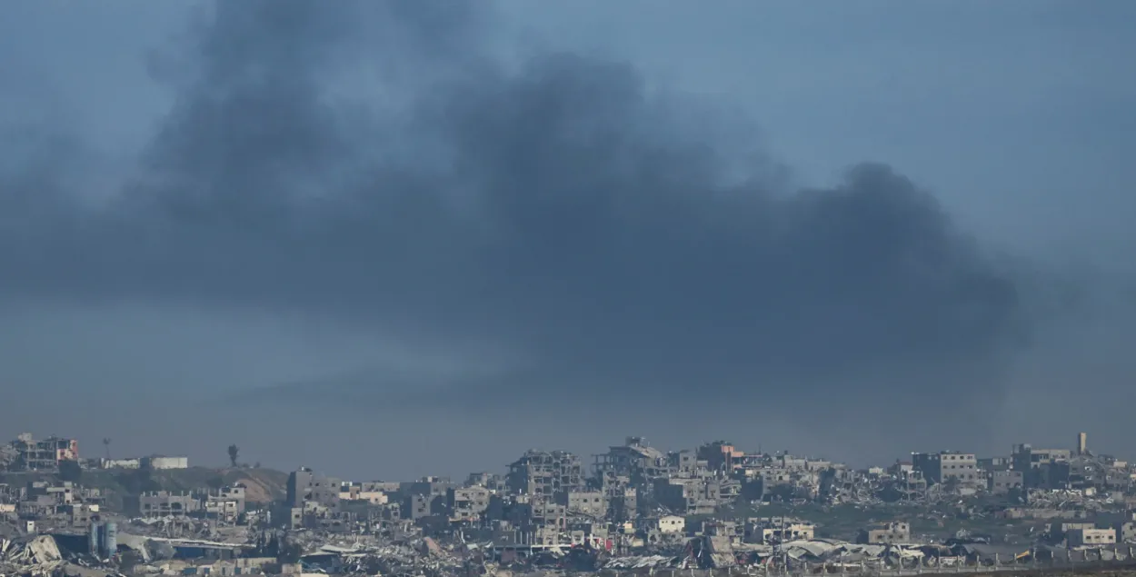 Дым поднимается после израильского воздушного удара по сектору Газа, вид из южного Израиля 19 января 2025 года
