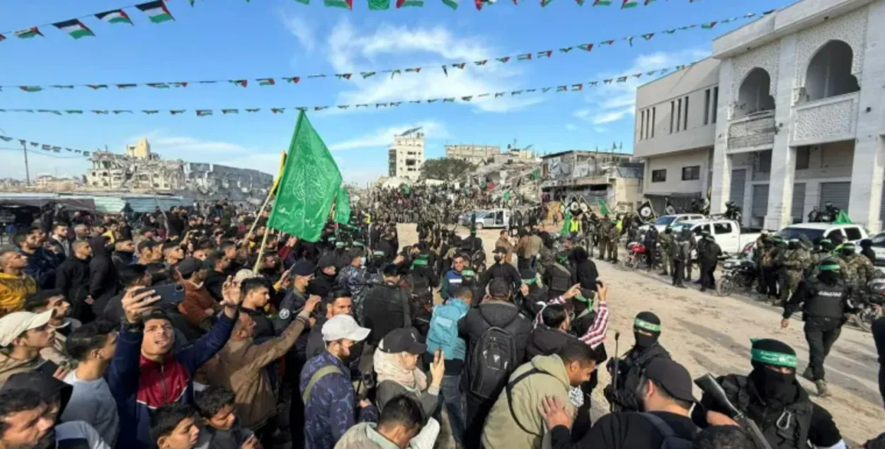 Палестинцы собираются вместе, когда боевики ХАМАСА и "Исламского джихада" освобождают пленников, удерживаемых в Газе
