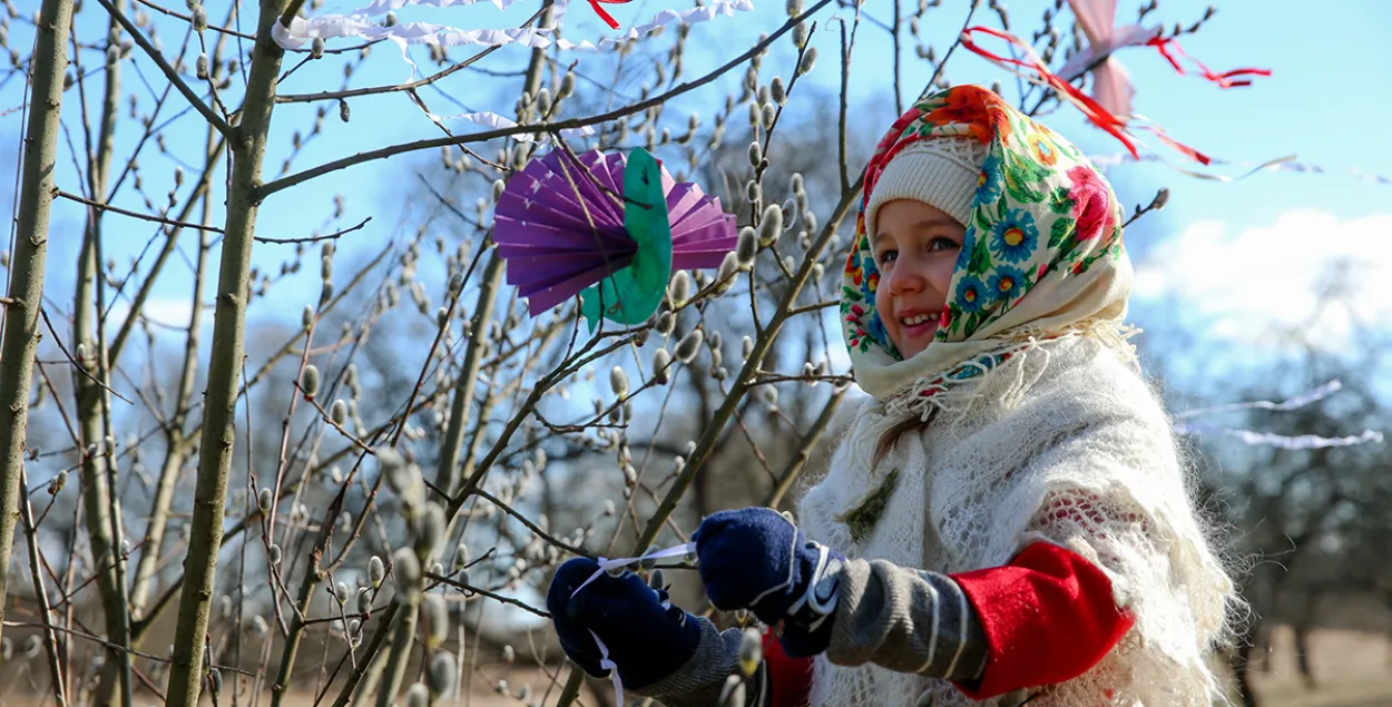 Дзяўчынка ў вясеннім садзе
