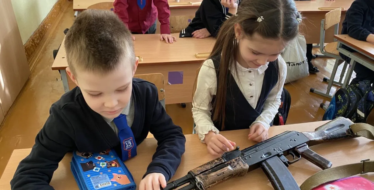 Школьники с автоматом, иллюстративное фото
