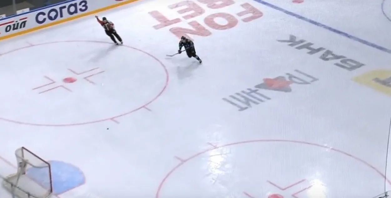 У браму дынамаўцаў у першым перыядзе заляцела кур'ёзная шайба
