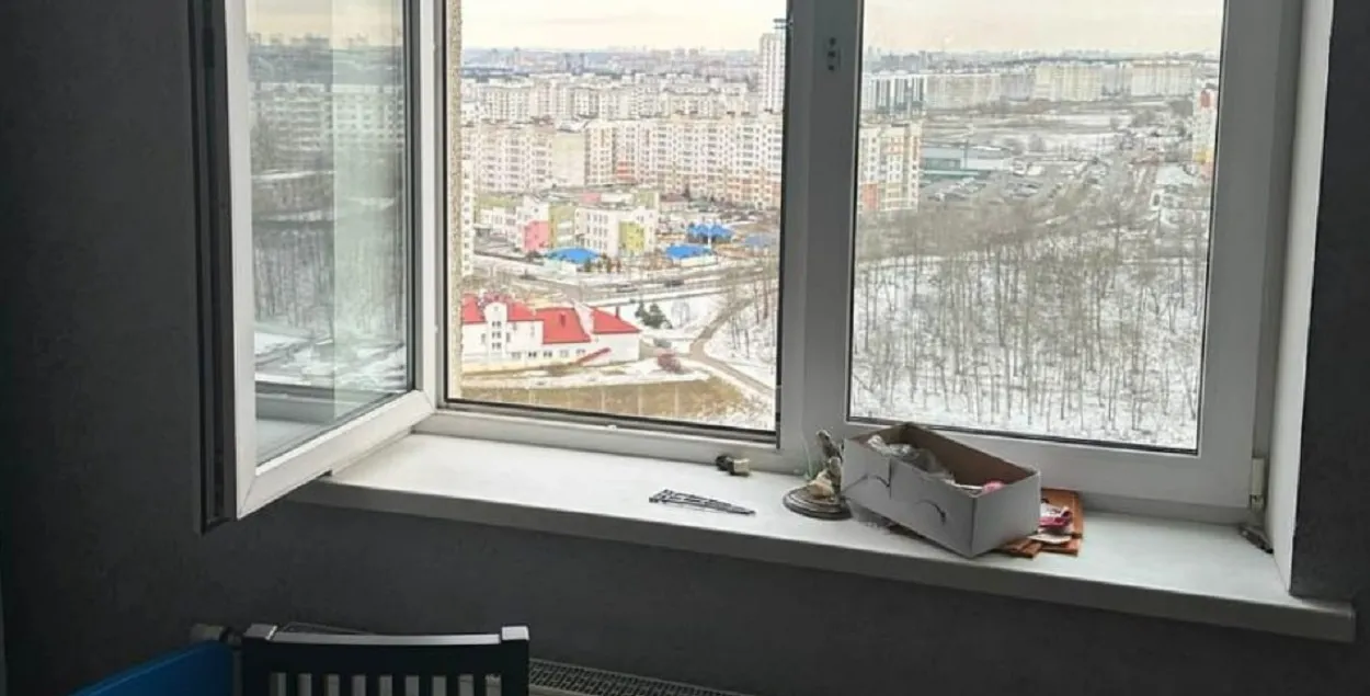 Мальчик смог открыть окно
