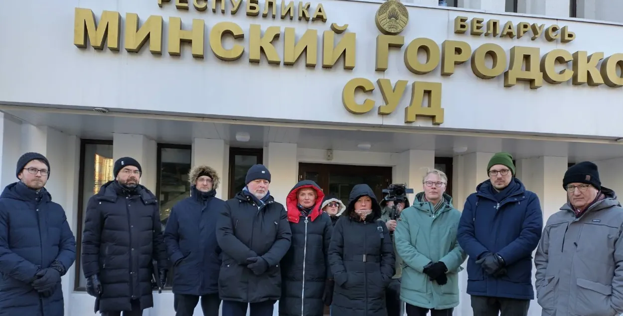 Прадстаўнікі дыпламатычных місій каля будынка суда
