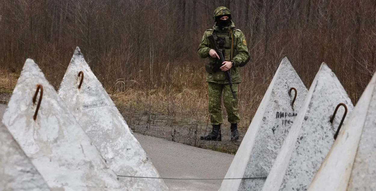 Белорусский пограничник на границе с Украиной