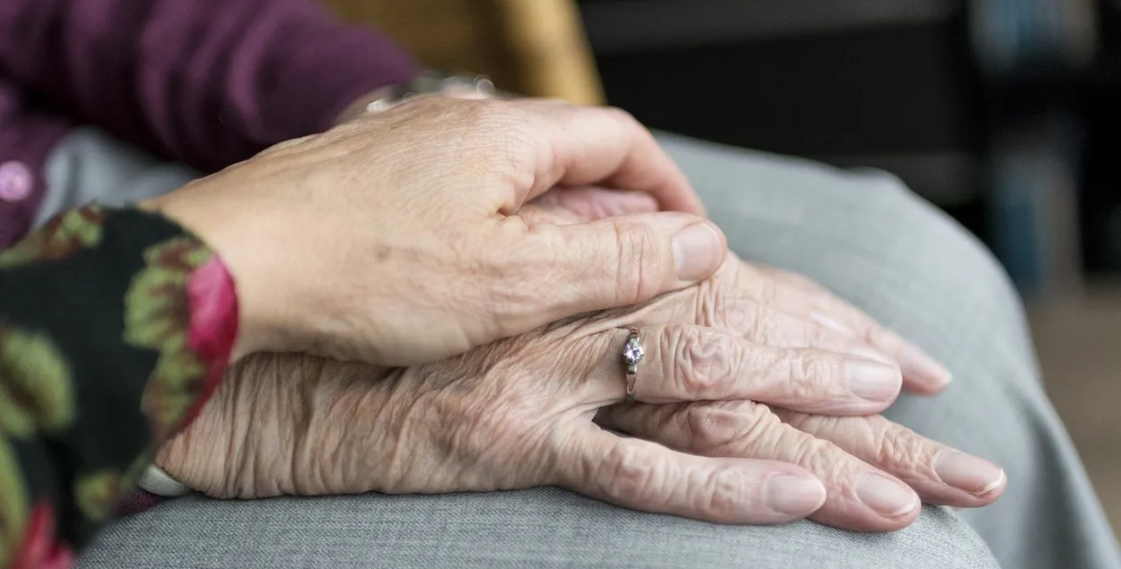 Руки пожилых людей
