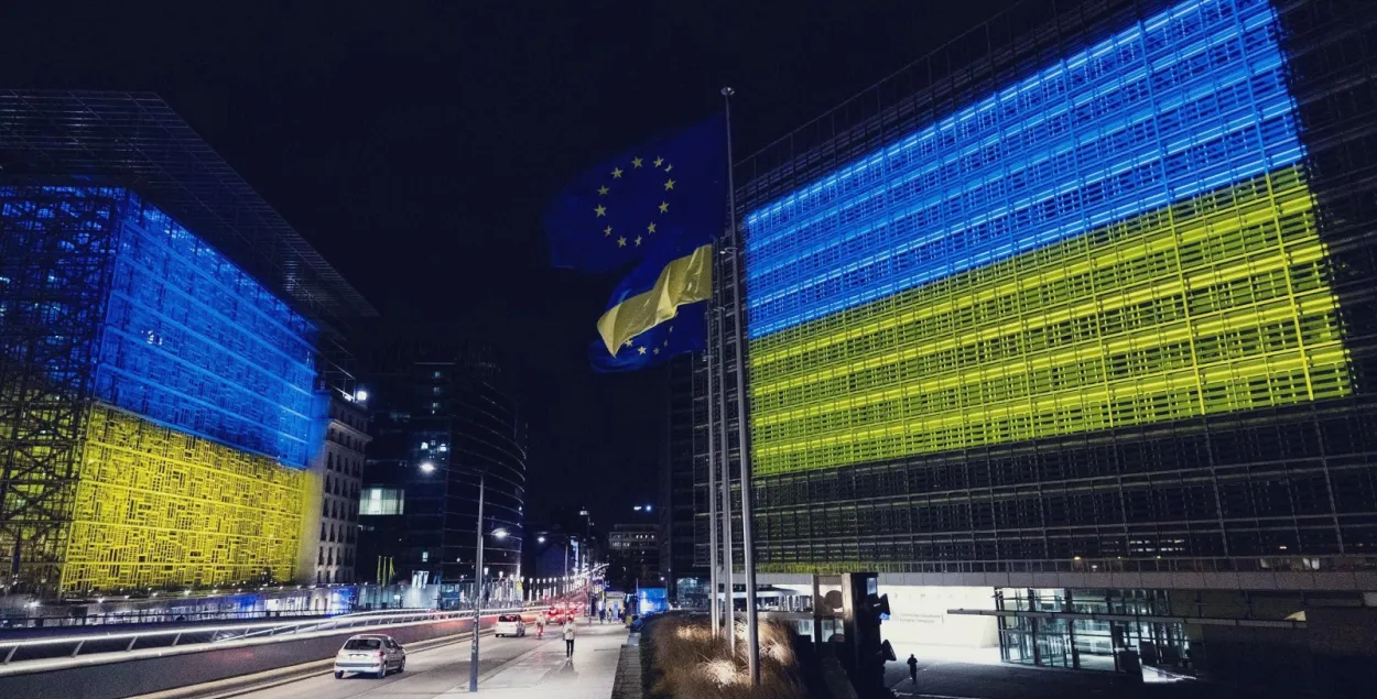 Колеры Украіны на будынку Еўракамісіі
