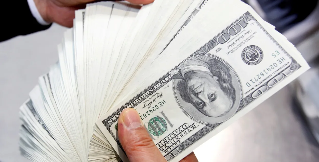 Доллары, иллюстративное фото
