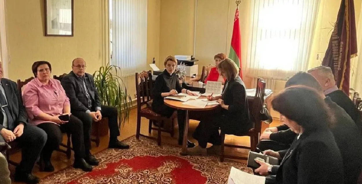 Комиссия, на заседание которой пригласили безработных
