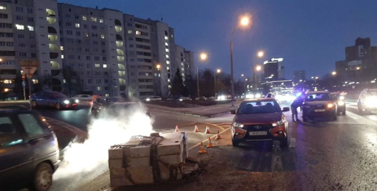 На дорогу в Минске упали бетонные плиты
