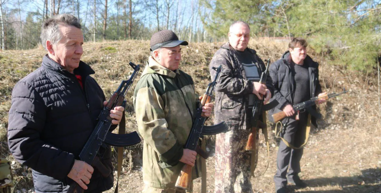 Мужчины подержали в руках автоматы
