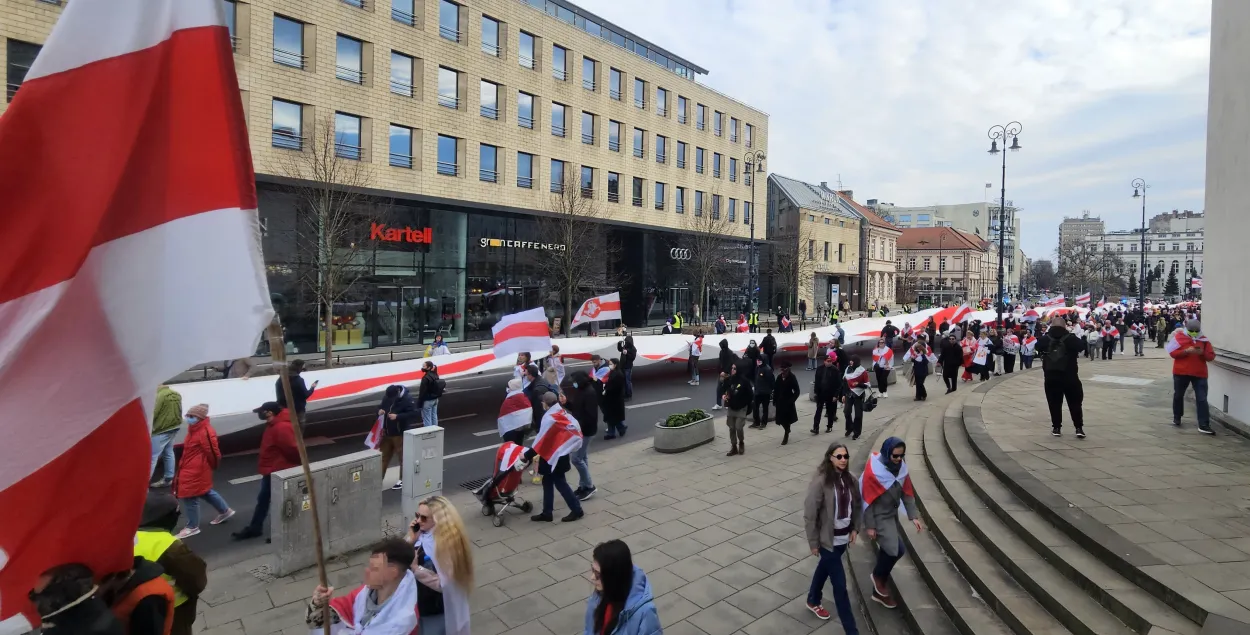 БЧБ-сцяг на Дзень Волі ў Варшаве
