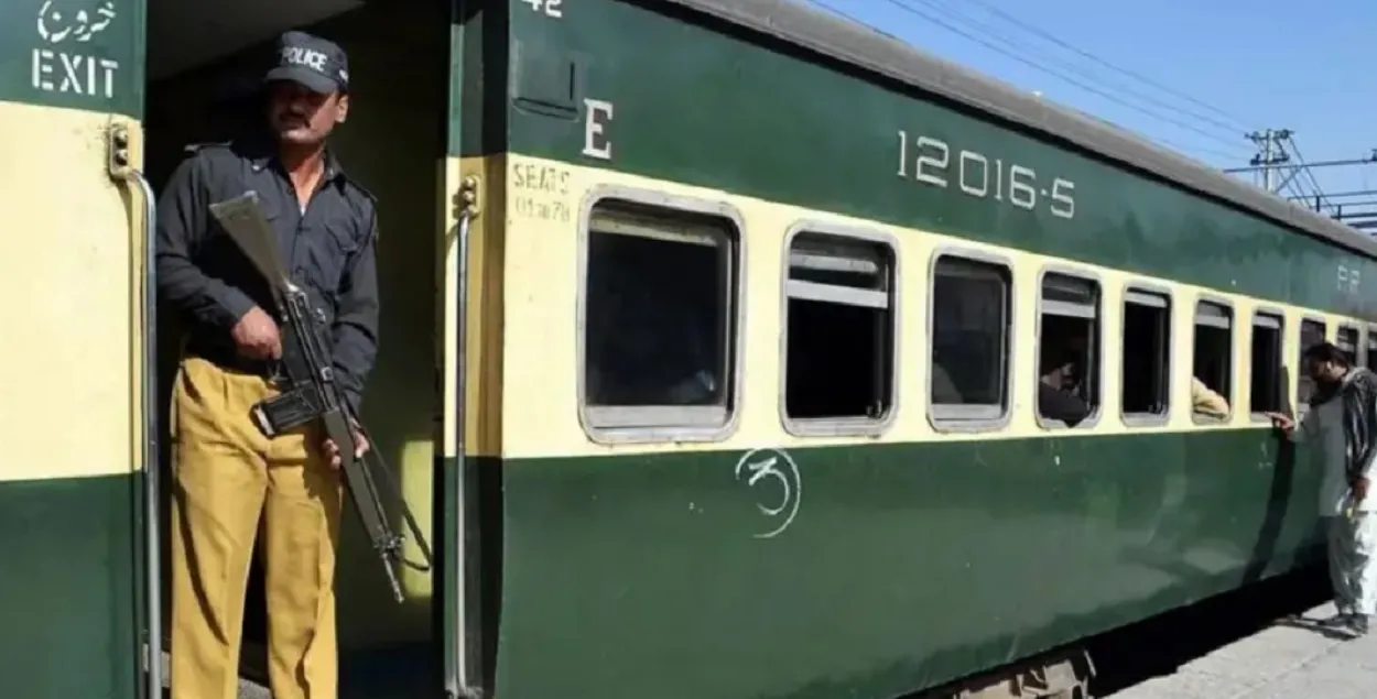 У цягніку былі сотні закладнікаў
