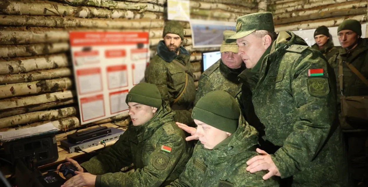 Віктар Хрэнін на камандным пункце
