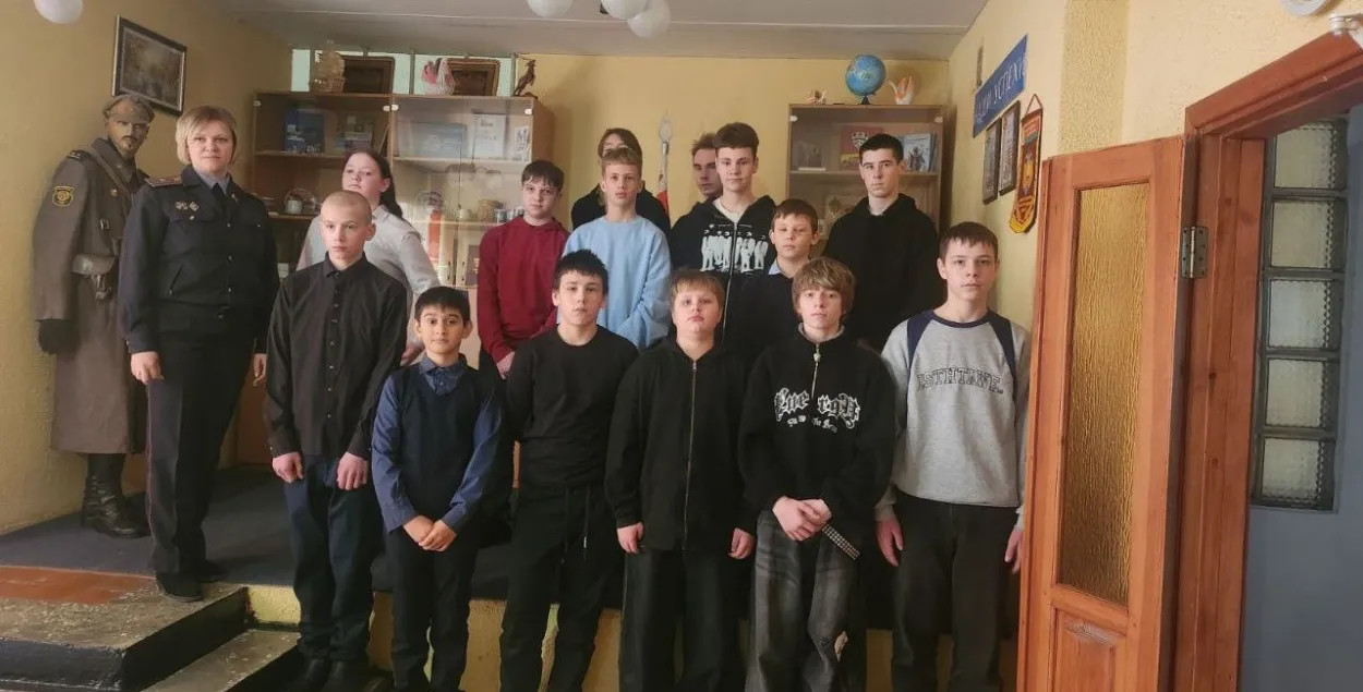 Школьники на экскурсии
