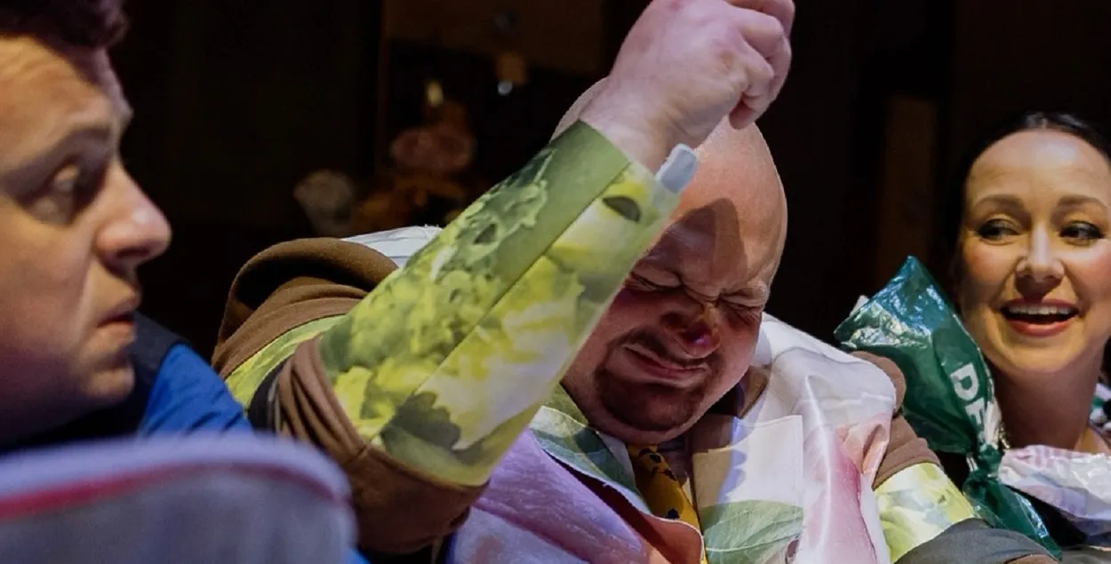 Сцэна са спектакля “Гусі-людзі-лебедзі”
