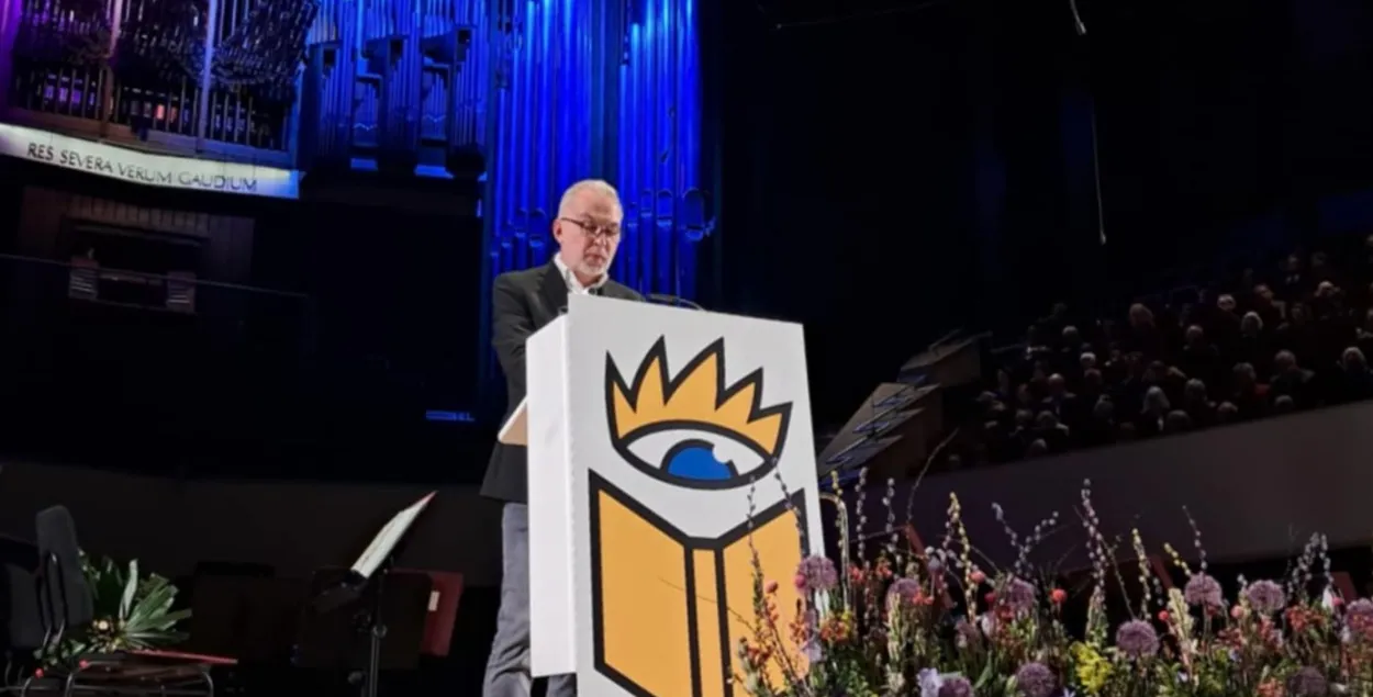 Альгерд Бахарэвіч прамаўляе на ўручэнні кніжнай прэміі
