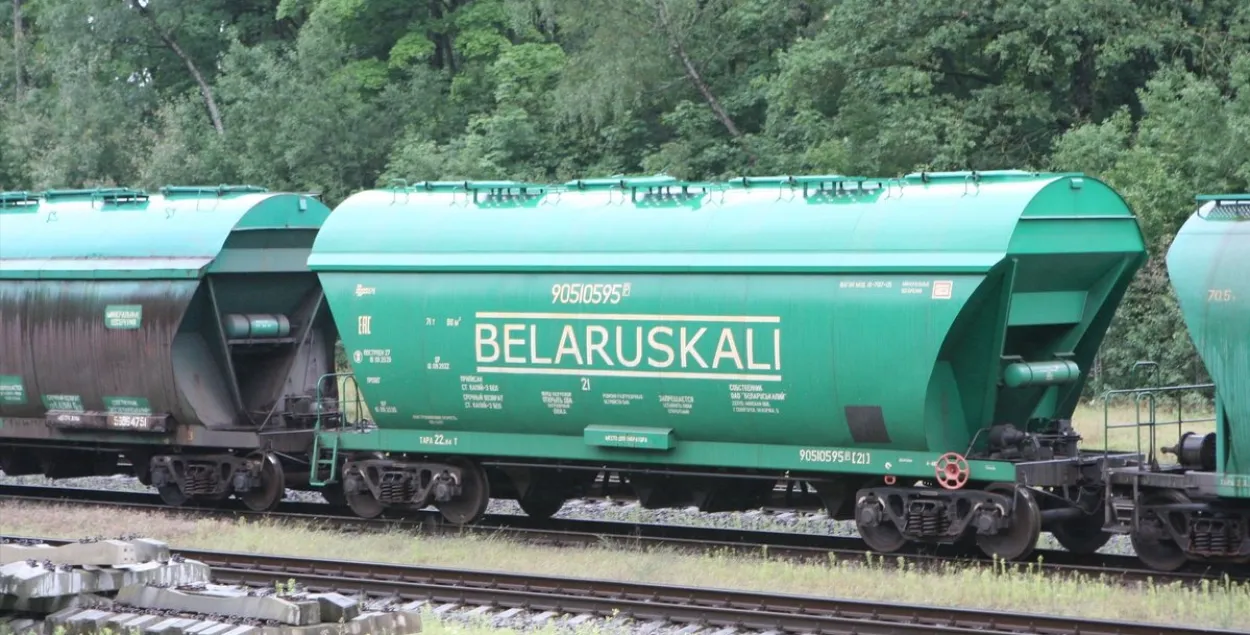 Железнодорожный вагон с надписью "Беларуськалий"
