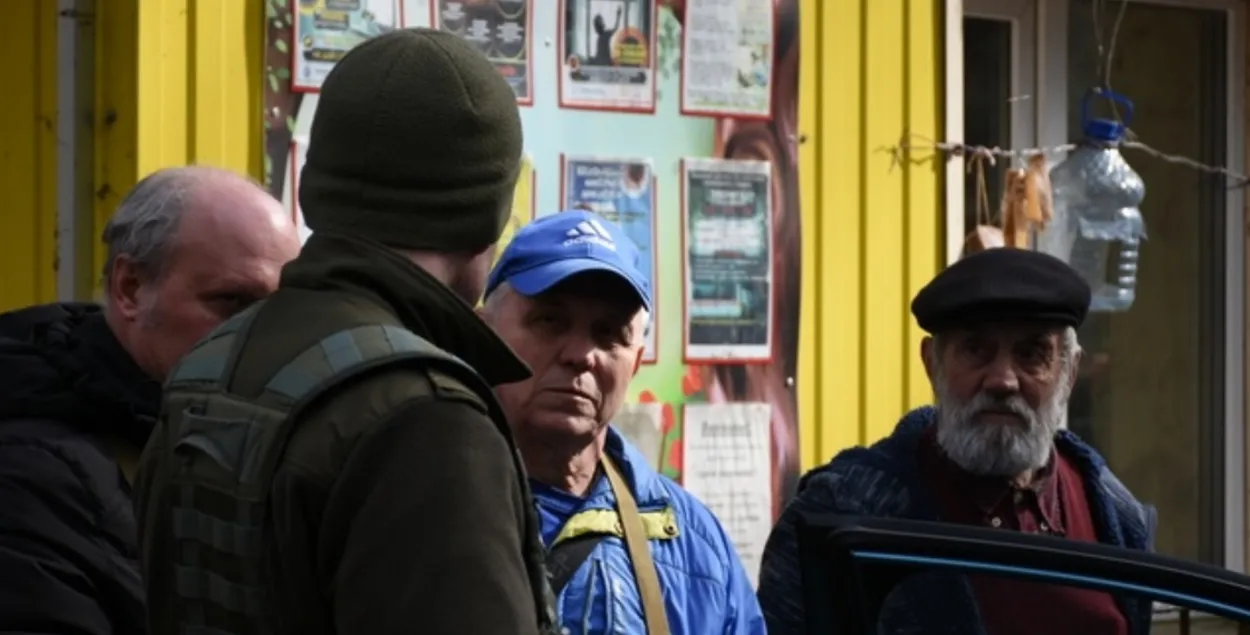 Участники "народного ополчения" и инструктор
