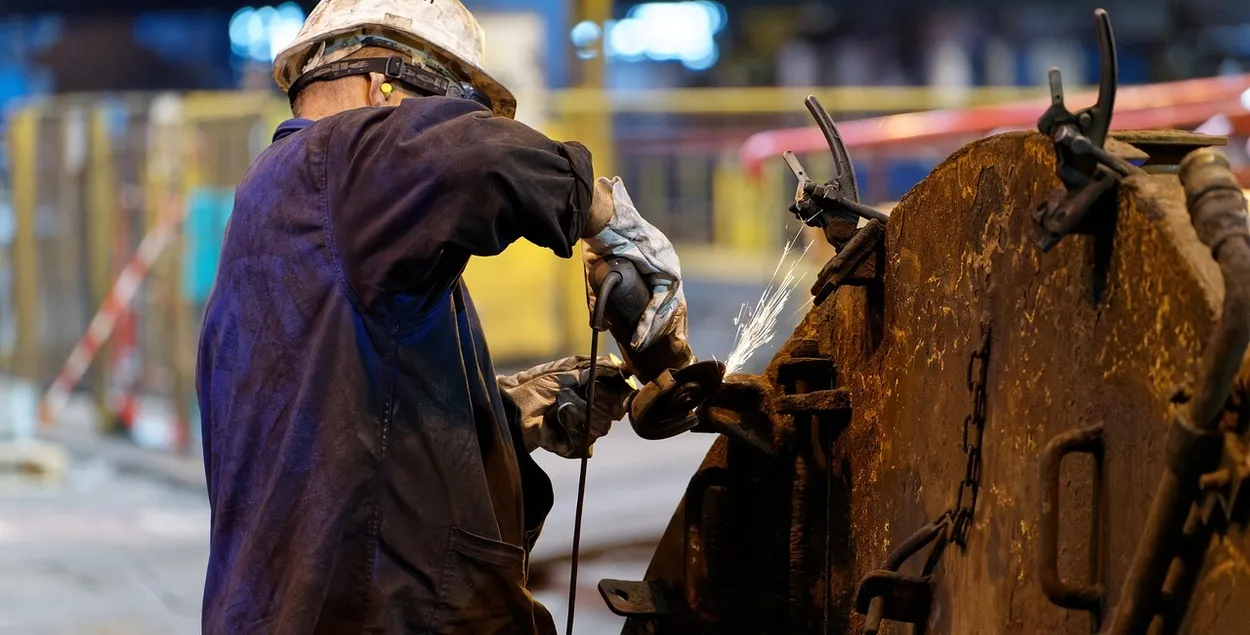 Рабочий на заводе