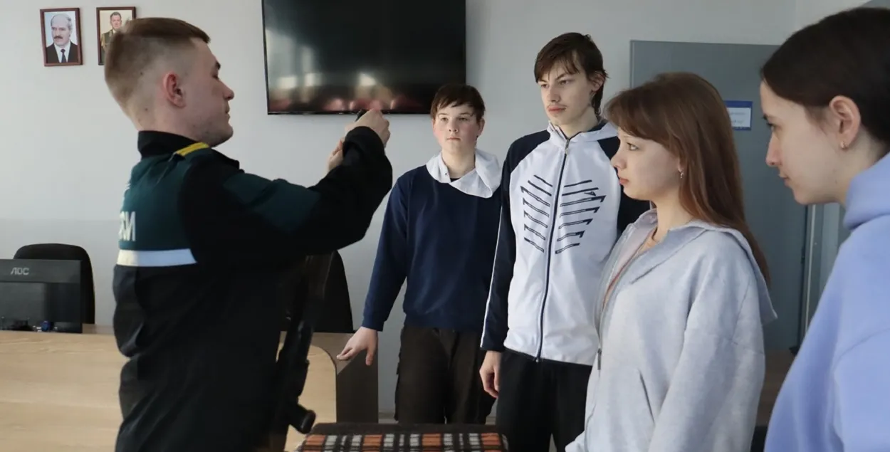 Партрэт Аляксандра Лукашэнкі вісіць у кампаніі міністра
