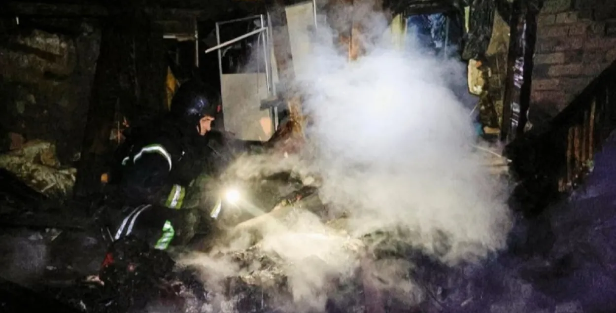 Спасатель разгребает завалы после российской атаки
