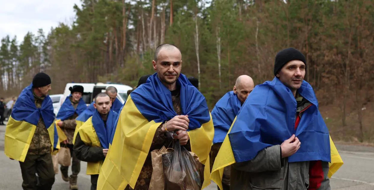 Украинские военные, вернувшиеся из российского плена
