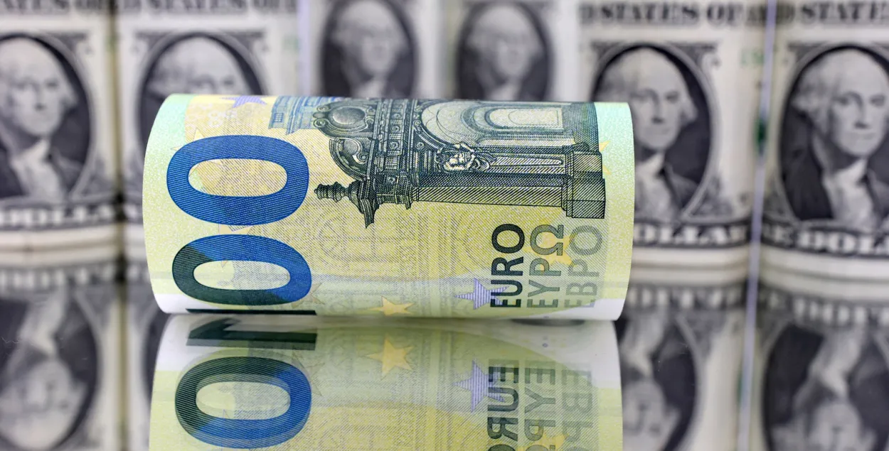 Курсы доллара и евро снова снизились
