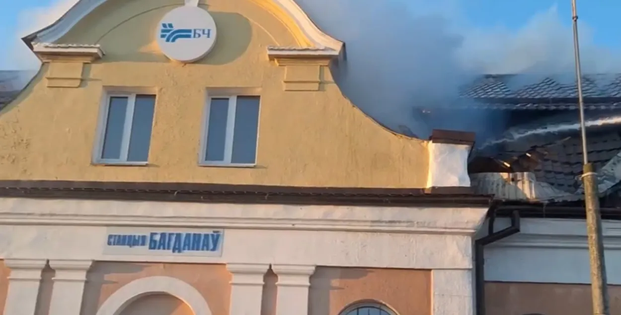 Пожар начался на чердаке здания
