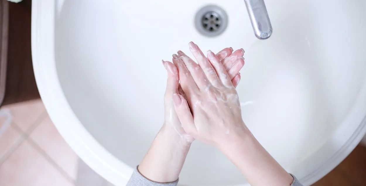 Руки над раковиной