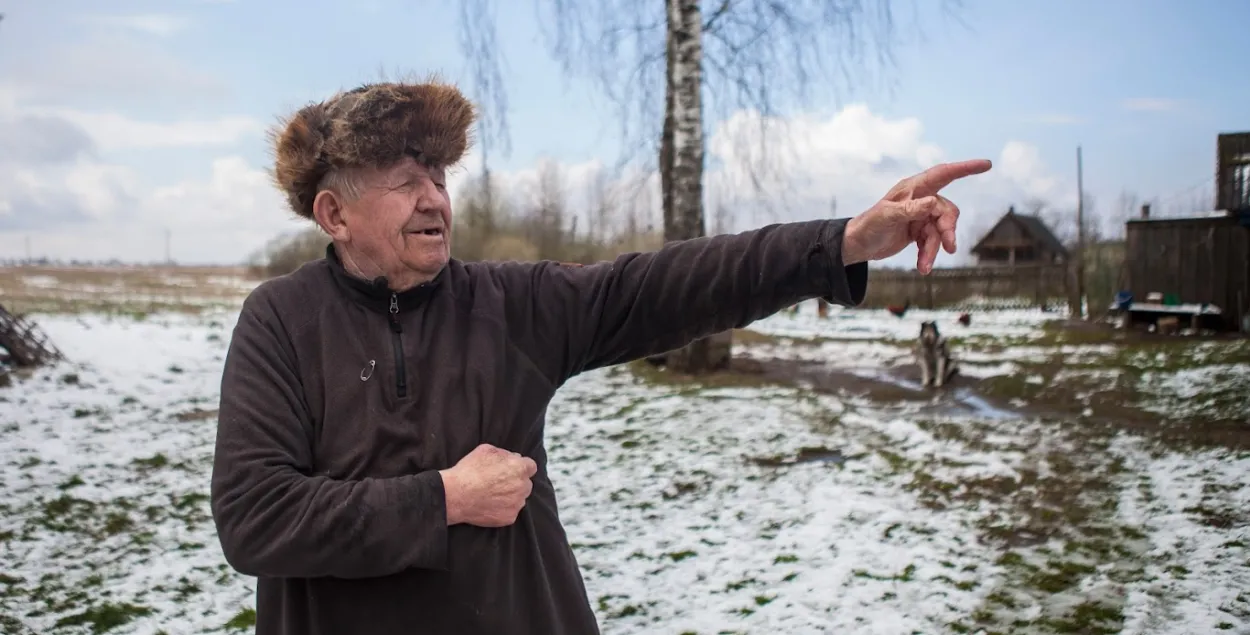 Вон там, куда указывает этот житель Могилёвщины
