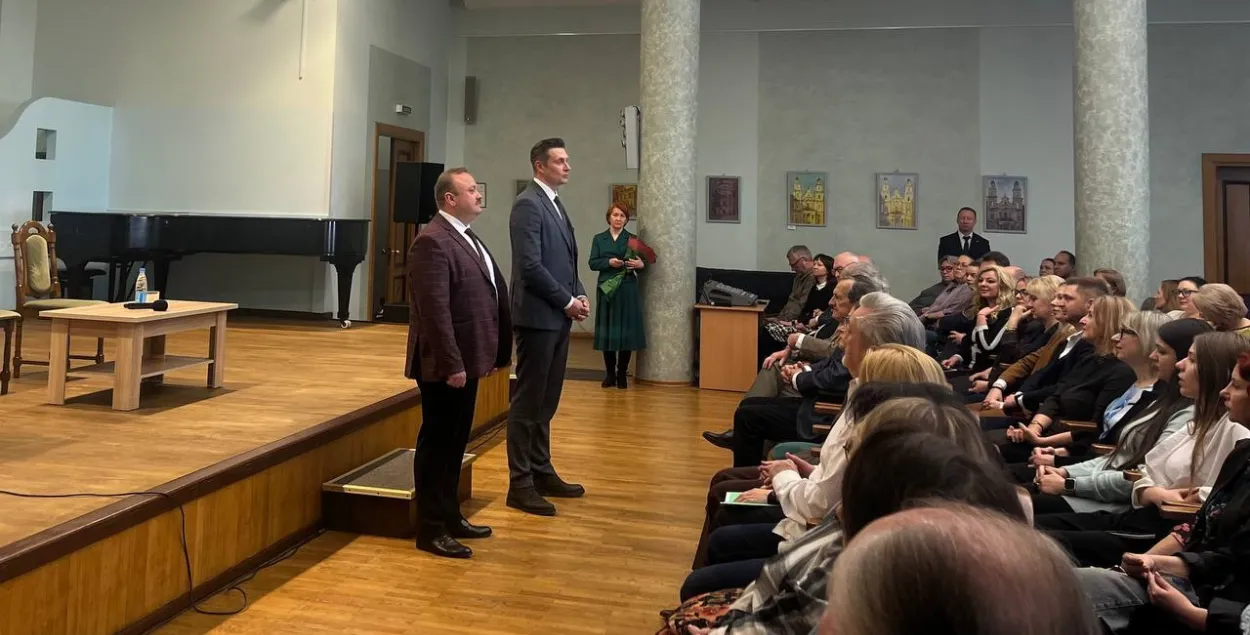 Руслан Чарнецкі прадстаўляе сяргея Пукіту калектыву філармоніі
