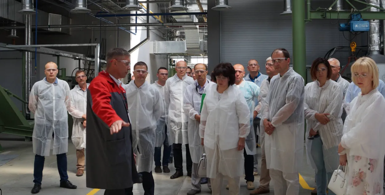 Рабочие на заводе летом 2019 года
