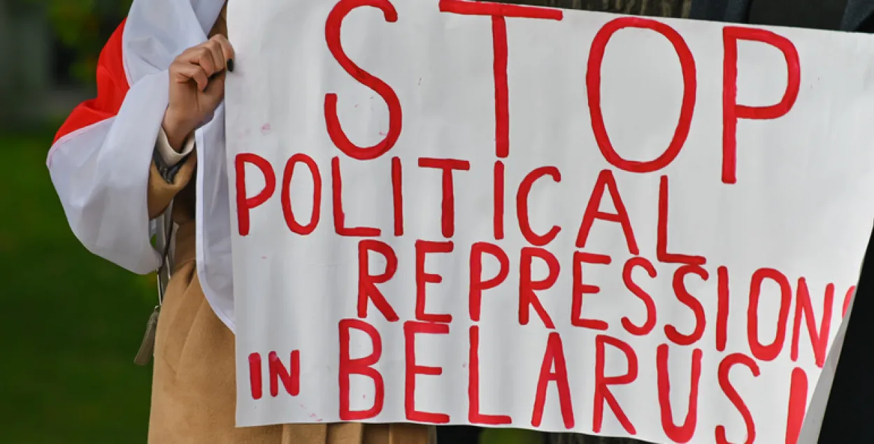 Палітычны плакат з заклікам спынення палітычных рэпрэсій у Беларусі
